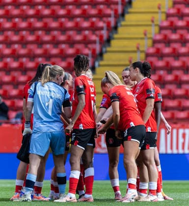 Charlton Athletic Women v Liverpool Women Adobe Womens FA Cup The Charlton Athletic Womens team huddle before the Adobe Womens FA Cup Quarter-final match at The Valley, London 05 04 2026 UK Newspapers OUT Copyright: xBenxPetersx FIL-23223-0074