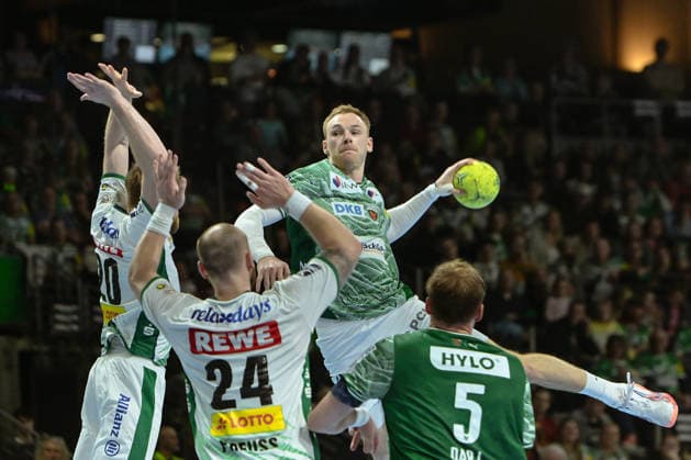 05.04.2026, xlakx, Handball Daikin HBL, Fuechse Berlin - SC DHfK Leipzig v.l. William Bogojevic (SC DHfK Leipzig), Moritz Preuss (SC DHfK Leipzig), Mathias Gidsel (Fuechse Berlin), Max Darj (Fuechse Berlin) setzt zum Sprungwurf an Berlin