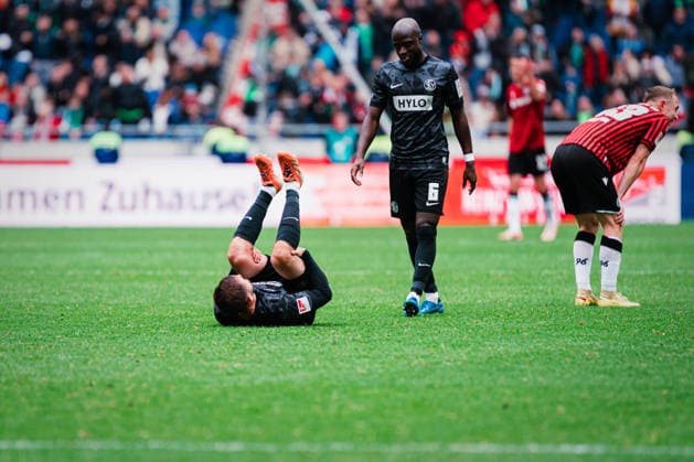 2. Bundesliga: Hannover 96 vs. SV Elversberg, 05.04.2026 Åukasz PorÄ™ba (SV Elversberg, 8) liegt nach Abpfiff am Boden; Fußball, 2. Bundesliga, 28. Spieltag: Hannover 96 vs. SV Elversberg am 05.04.2026 in der Heinz von Heiden Arena, Hannover DFL REGULATIONS PROHIBIT ANY USE OF PHOTOGRAPHS AS IMAGE SEQUENCES AND OR QUASI-VIDEO.