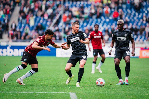2. Bundesliga: Hannover 96 vs. SV Elversberg, 05.04.2026 Elias Saad (Hannover 96, 24) gegen Lukas Petkov (SV Elversberg, 25); Fußball, 2. Bundesliga, 28. Spieltag: Hannover 96 vs. SV Elversberg am 05.04.2026 in der Heinz von Heiden Arena, Hannover DFL REGULATIONS PROHIBIT ANY USE OF PHOTOGRAPHS AS IMAGE SEQUENCES AND OR QUASI-VIDEO.