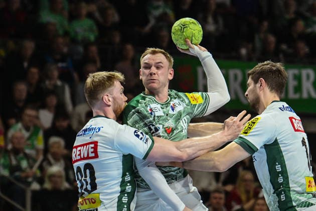 05.04.2026, xlakx, Handball Daikin HBL, Fuechse Berlin - SC DHfK Leipzig v.l. William Bogojevic (SC DHfK Leipzig), Mathias Gidsel (Fuechse Berlin), Marko Mamic (SC DHfK Leipzig) Zweikampf, Duell, Kampf, tackle Berlin