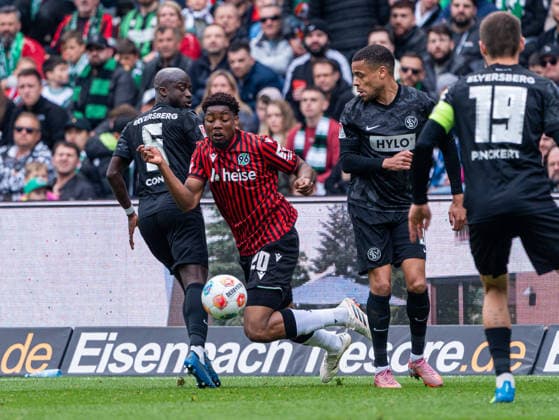 Ime Daniel Okon (Hannover 96, 20) im Zweikampf gegen Amara Conde (SV 07 Elversberg, 06) und Jan Gyamerah (SV 07 Elversberg, 30) Hannover 96 vs. SV Elversberg, Fussball, 2. Bundesliga, 28. Spieltag, Saison 2025 2026, 05.04.2026 DFL REGULATIONS PROHIBIT ANY USE OF PHOTOGRAPHS AS IMAGE SEQUENCES AND OR QUASI-VIDEO, Hannover 96 vs. SV Elversberg, Fussball, 2. Bundesliga, 28. Spieltag, Saison 2025 2026, 05.04.2026 Hannover