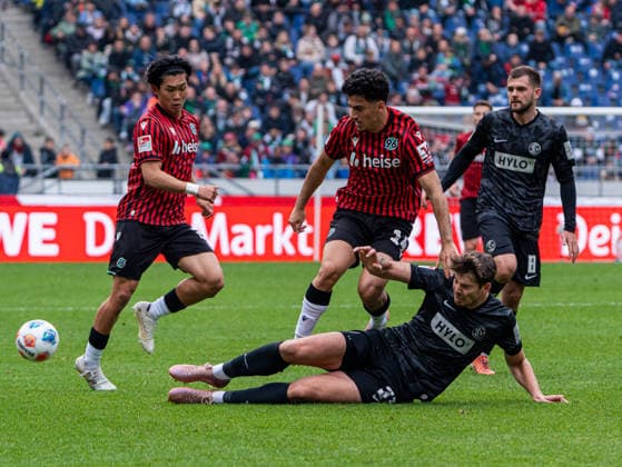 Husseyn Chakroun (Hannover 96, 14) im Zweikampf gegen Maximilian Rohr (SV 07 Elversberg, 31) Hannover 96 vs. SV Elversberg, Fussball, 2. Bundesliga, 28. Spieltag, Saison 2025 2026, 05.04.2026 DFL REGULATIONS PROHIBIT ANY USE OF PHOTOGRAPHS AS IMAGE SEQUENCES AND OR QUASI-VIDEO, Hannover 96 vs. SV Elversberg, Fussball, 2. Bundesliga, 28. Spieltag, Saison 2025 2026, 05.04.2026 Hannover