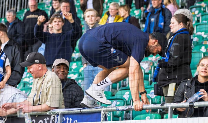 Sport Bilder des Tages 05.04.2026 - Fussball - Saison 2025 2026 - 2. Fussball - Bundesliga - 28. Spieltag: SpVgg Greuther Fürth ( Kleeblatt SGF ) - SC Paderborn 07 SCP - Sportfoto Zink - xwoxzix - DFL regulations prohibit any use of photographs as image sequences and or quasi-video - only for editorial use - Ralf Kettemann (Trainer SC Paderborn 07 ) klettert in Zuschauerbereich auf Tribüne nach Spielende *** 05 04 2026 Soccer Season 2025 2026 2 Soccer Bundesliga 28 Matchday SpVgg Greuther Fürth Kleeblatt SGF SC Paderborn 07 SCP Sportfoto Zink xwoxzix DFL regulations prohibit any use of photographs as image sequences and or quasi video only for editorial use Ralf Kettemann Trainer SC Paderborn 07 climbs into spectator area on stands after end of match