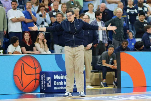 Carlo Finetti (MLP Academics Heidelberg, Head Couch) gestikuliert mit den Haenden. GER, MLP Academics Heidelberg vs. Rostock Seawolves, Basketball, easycredit Basketball Bundesliga, 28.Spieltag, Saison, 2025 2026, 05.04.2026 GER, MLP Academics Heidelberg vs. Rostock Seawolves, Basketball, easycredit Basketball Bundesliga, 28.Spieltag, Saison, 2025 2026, 205.04.2026 Heidelberg Copyright: xEibner-Pressefoto JoergxHirschx EP_JHH