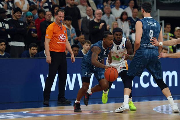 v.li.DJ Horne (MLP Academics Heidelberg, 0), Tj Crockett Jr. (Rostock Seawolves, 0), Paul Zipser (MLP Academics Heidelberg, 09) GER, MLP Academics Heidelberg vs. Rostock Seawolves, Basketball, easycredit Basketball Bundesliga, 28.Spieltag, Saison, 2025 2026, 05.04.2026 GER, MLP Academics Heidelberg vs. Rostock Seawolves, Basketball, easycredit Basketball Bundesliga, 28.Spieltag, Saison, 2025 2026, 205.04.2026 Heidelberg Copyright: xEibner-Pressefoto JoergxHirschx EP_JHH