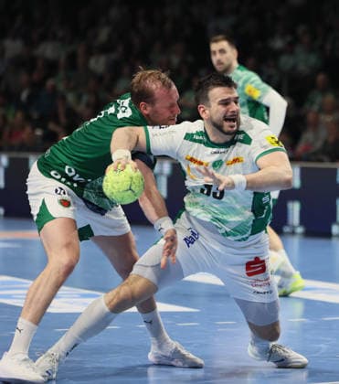 GER HBL Saison 2025 2026 FÜCHSE Berlin vs SC DhfK Leipzig, 05.04.26, Max-Schmeling-Halle, Berlin, Luka ROGAN (SC DHfK Leipzig 33) setzt sich am Kreis gegen Max DARJ (Füchse Berlin 5) durch