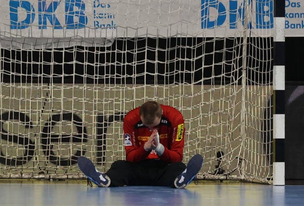 GER HBL Saison 2025 2026 FÜCHSE Berlin vs SC DhfK Leipzig, 05.04.26, Max-Schmeling-Halle, Berlin, Tomas MRKVA (SC DHfK Leipzig 16) hadert mit seinen Vorderleuten, die nach erfolgreicher Parade den Abpraller nicht sichern können, Emotion, betende Hände