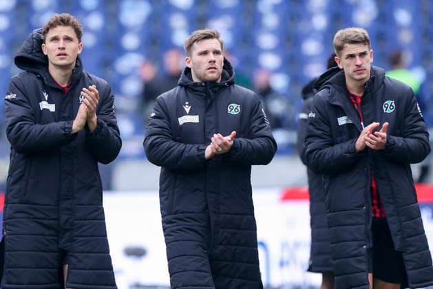 Benedikt Pichler (Hannover 96), Benjamin Kaellmann (Hannover 96) und Maik Nawrocki (Hannover 96) schauen enttaeuscht, 2. Bundesliga, Hannover 96 v SV 07 Elversberg, Heinz von Heiden Arena am 05. April 2026 in Hannover, Deutschland. (Foto von Marco Steinbrenner DeFodi Images) Benedikt Pichler (Hannover 96), Benjamin Kaellmann (Hannover 96) und Maik Nawrocki (Hannover 96) look dejected, 2. Bundesliga, Hannover 96 v SV 07 Elversberg, Heinz von Heiden Arena, April 5, 2026 in Hanover, Germany. (Photo by Marco Steinbrenner DeFodi Images) -
