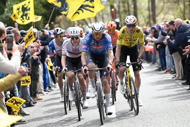 Sport Bilder des Tages Ronde van Vlaanderen 2026 Cycling Race OUDENAARDE, BELGIUM - APRIL 05 : Evenepoel Remco (BEL) of Red Bull - BORA - Hansgrohe, Pogacar Tadej (SLO) of UAE Team Emirates - XRG, Van Der Poel Mathieu (NED) of Alpecin - Premier Tech, Van Aert Wout (BEL) of Team Visma I Lease a Bike during the 110th edition of Ronde van Vlaanderen an UCI World Tour 1.UWT one day cycling road race for Men Elite of 271 km with start in Antwerpen and finish in Oudenaarde on April 5, 2026 in Oudenaarde, Belgium, 05 04 2026 ( Motordriver Guy De Vuyst - Oudenaarde Belgium  Copyright: xNicoxVereeckenx