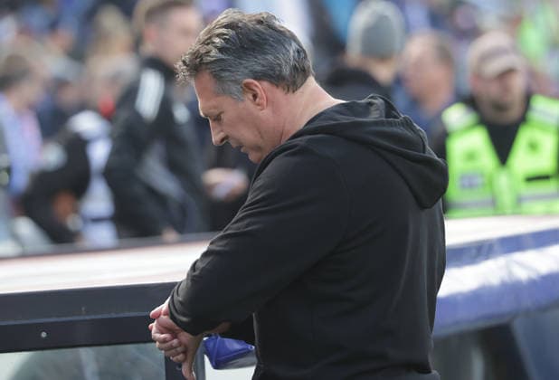 Blick auf die Uhr Chef-Trainer Alois Schwartz (SC Preussen Muenster)Fussball, Herren, Saison 2025 2026, 2.BL, Holstein Stadion, Holstein Kiel gegen Preussen Muenster, 0-0 DFL REGULATIONS PROHIBIT ANY USE OF PHOTOGRAPHS AS IMAGE SEQUENCES AND OR QUASI-VIDEO. *** Watch Head Coach Alois Schwartz SC Preussen Muenster Football, Men, Season 2025 2026, 2 BL, Holstein Stadion, Holstein Kiel vs Preussen Muenster, 0 0 DFL REGULATIONS PROHIBIT ANY USE OF PHOTOGRAPHS AS IMAGE SEQUENCES AND OR QUASI VIDEO