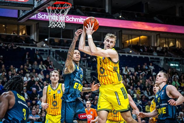 Basketball Berlin 05.04.2026 Saison 2025 2026 EasyCredit BBL 1. Bundesliga Männer, Herren Alba Berlin - EWE Baskets Oldenburg Sam Griesel (Alba Berlin, No.05) Michale Kyser (Oldenburg, No.12)