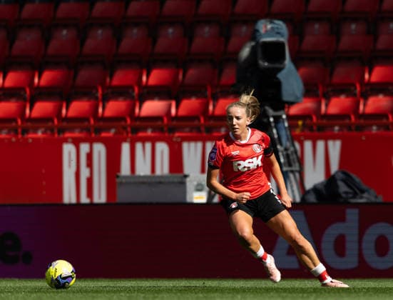 Charlton Athletic Women v Liverpool Women Adobe Womens FA Cup Charlotte Newsham of Charlton Athletic Women in possession during the Adobe Womens FA Cup Quarter-final match at The Valley, London 05 04 2026 UK Newspapers OUT Copyright: xBenxPetersx FIL-23223-0086