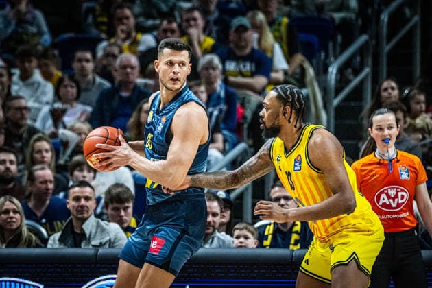 Basketball Berlin 05.04.2026 Saison 2025 2026 EasyCredit BBL 1. Bundesliga Männer, Herren Alba Berlin - EWE Baskets Oldenburg Filip Stanic (Oldenburg, No.65) J wan Roberts (Alba Berlin, No.13)