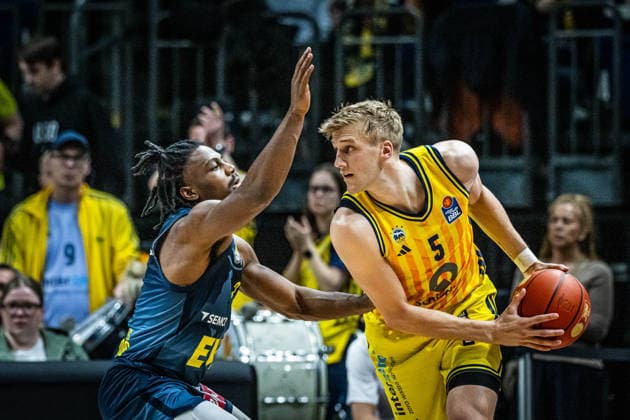 Basketball Berlin 05.04.2026 Saison 2025 2026 EasyCredit BBL 1. Bundesliga Männer, Herren Alba Berlin - EWE Baskets Oldenburg Sam Griesel (Alba Berlin, No.05) Chris Clemons (Oldenburg, No.03)