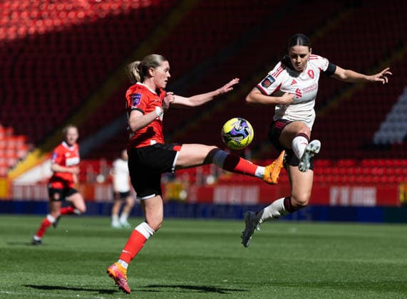 Charlton Athletic Women v Liverpool Women Adobe Womens FA Cup Amalie Thestrup of Charlton Athletic Women battles for the ball with Gemma Evans of Liverpool Women during the Adobe Womens FA Cup Quarter-final match at The Valley, London 05 04 2026 UK Newspapers OUT Copyright: xBenxPetersx FIL-23223-0094