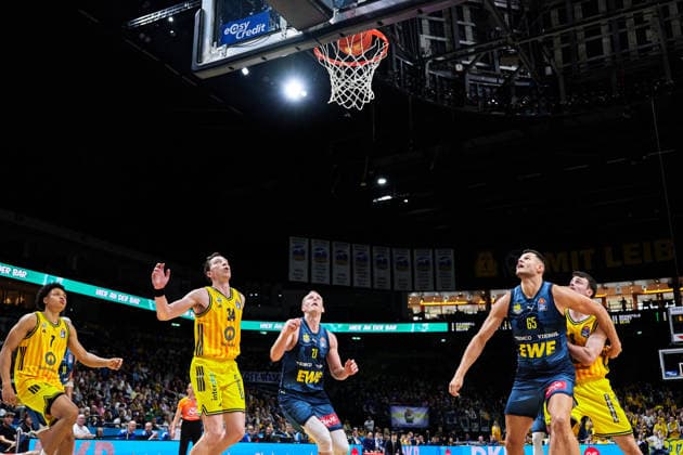 Seth Hinrichs (EWE Baskets Oldenburg, 21), Filip Stanic (EWE Baskets Oldenburg, 65), Justin Bean (Alba Berlin, 34), GER, ALBA Berlin vs. EWE Baskets Oldenburg, Basketball Herren, easy Credit BBL, Saison 2025 2026, 28. Spieltag, 05.04.2026 GER, ALBA Berlin vs. EWE Baskets Oldenburg, Basketball Herren, easy Credit BBL, Saison 2025 2026, 28. Spieltag, 05.04.2026 Berlin