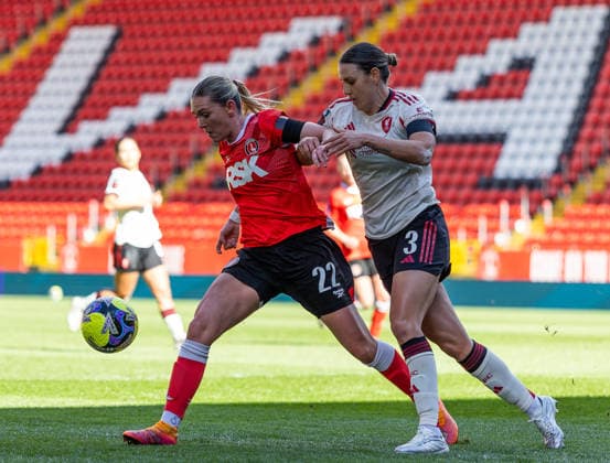 Charlton Athletic Women v Liverpool Women Adobe Womens FA Cup Amalie Thestrup of Charlton Athletic Women battles for the ball with Gemma Evans of Liverpool Women during the Adobe Womens FA Cup Quarter-final match at The Valley, London 05 04 2026 UK Newspapers OUT Copyright: xBenxPetersx FIL-23223-0096