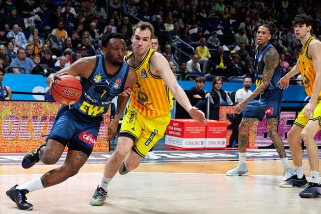 Dakarai Tucker (EWE Baskets Oldenburg, 07, Malte Delow (Alba Berlin, 06), GER, ALBA Berlin vs. EWE Baskets Oldenburg, Basketball Herren, easy Credit BBL, Saison 2025 2026, 28. Spieltag, 05.04.2026 GER, ALBA Berlin vs. EWE Baskets Oldenburg, Basketball Herren, easy Credit BBL, Saison 2025 2026, 28. Spieltag, 05.04.2026 Berlin