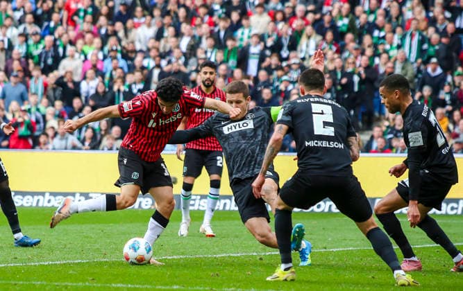 Deutschland: Fussball 2.Bundesliga 2025 2026, 28. Spieltag - Hannover 96 vs SV 07 Elversberg - Heinz von Heiden Arena Stadion (Hannover): Torchance Husseyn Chakroun (Hannover 96, 14) Hannover