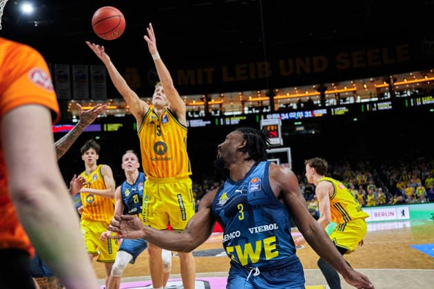 Chris Clemons (EWE Baskets Oldenburg, 03), Sam Griesel (Alba Berlin, 05), GER, ALBA Berlin vs. EWE Baskets Oldenburg, Basketball Herren, easy Credit BBL, Saison 2025 2026, 28. Spieltag, 05.04.2026 GER, ALBA Berlin vs. EWE Baskets Oldenburg, Basketball Herren, easy Credit BBL, Saison 2025 2026, 28. Spieltag, 05.04.2026 Berlin