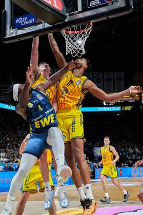 Brian Fobbs (EWE Baskets Oldenburg, 04), Norris Agbakoko (Alba Berlin, 17), GER, ALBA Berlin vs. EWE Baskets Oldenburg, Basketball Herren, easy Credit BBL, Saison 2025 2026, 28. Spieltag, 05.04.2026 GER, ALBA Berlin vs. EWE Baskets Oldenburg, Basketball Herren, easy Credit BBL, Saison 2025 2026, 28. Spieltag, 05.04.2026 Berlin