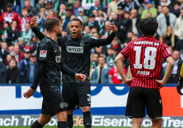 Deutschland: Fussball 2.Bundesliga 2025 2026, 28. Spieltag - Hannover 96 vs SV 07 Elversberg - Heinz von Heiden Arena Stadion (Hannover): Geste, Gestik, Emotion Jan Gyamerah (SV 07 Elversberg, 30) Hannover