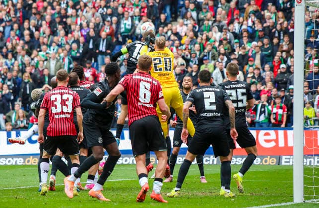 Deutschland: Fussball 2.Bundesliga 2025 2026, 28. Spieltag - Hannover 96 vs SV 07 Elversberg - Heinz von Heiden Arena Stadion (Hannover): Nicolas Kristof (SV 07 Elversberg, 20) Lukas Pinckert (SV 07 Elversberg, 19) Hannover