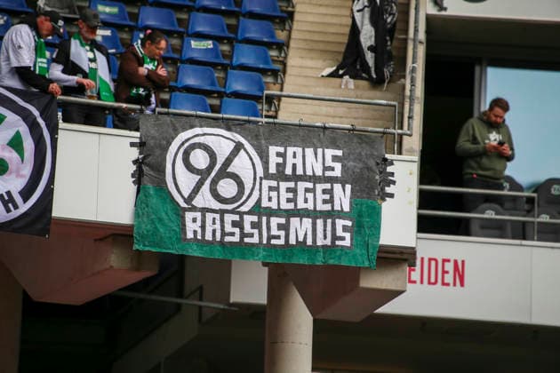 Deutschland: Fussball 2.Bundesliga 2025 2026, 28. Spieltag - Hannover 96 vs SV 07 Elversberg - Heinz von Heiden Arena Stadion (Hannover): Zuschauer, Fans, Tribüne, Fahne, Transparent, Spruchband, Choreographie, Fanchoreo, Hannover