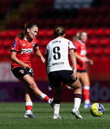 Charlton Athletic Women v Liverpool Women Adobe Womens FA Cup Keira Flannery of Charlton Athletic Women passes the ball during the Adobe Womens FA Cup Quarter-final match at The Valley, London 05 04 2026 UK Newspapers OUT Copyright: xBenxPetersx FIL-23223-0101