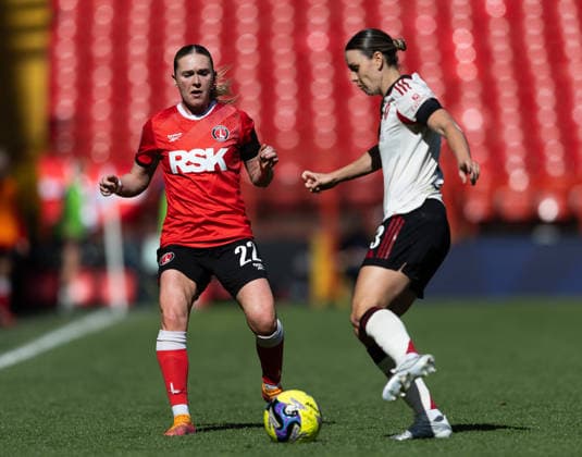 Charlton Athletic Women v Liverpool Women Adobe Womens FA Cup Amalie Thestrup of Charlton Athletic Women battles for the ball with Gemma Evans of Liverpool Women during the Adobe Womens FA Cup Quarter-final match at The Valley, London 05 04 2026 UK Newspapers OUT Copyright: xBenxPetersx FIL-23223-0109