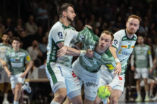05.04.2026, xlakx, Handball Daikin HBL, Fuechse Berlin - SC DHfK Leipzig v.l. Luka Rogan (SC DHfK Leipzig), Mathias Gidsel (Fuechse Berlin), Tomas Piroch (SC DHfK Leipzig) Zweikampf, Duell, Kampf, tackle Berlin