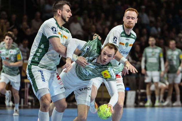 05.04.2026, xlakx, Handball Daikin HBL, Fuechse Berlin - SC DHfK Leipzig v.l. Luka Rogan (SC DHfK Leipzig), Mathias Gidsel (Fuechse Berlin), Tomas Piroch (SC DHfK Leipzig) Zweikampf, Duell, Kampf, tackle Berlin