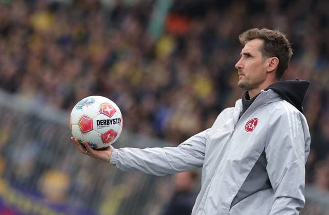 05.04.2026 - Fussball - Saison 2025 2026 - 2. Fussball - Bundesliga - 28. Spieltag: Eintracht Braunschweig BTSV EBS - 1. FC Nürnberg FCN ( Club ) - Sportfoto Zink DaMa - xdaxmax - DFL regulations prohibit any use of photographs as image sequences and or quasi-video - only for editorial use - Miroslav Miro Klose ( Trainer 1. FC Nürnberg FCN ) hält Ball in der Hand