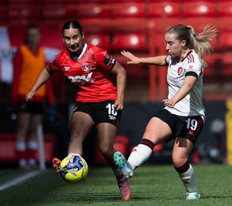 Charlton Athletic Women v Liverpool Women Adobe Womens FA Cup Gloria Siber of Charlton Athletic Women passes the ball whilst under pressure from Kirsty Maclean of Liverpool Women during the Adobe Womens FA Cup Quarter-final match at The Valley, London 05 04 2026 UK Newspapers OUT Copyright: xBenxPetersx FIL-23223-0115