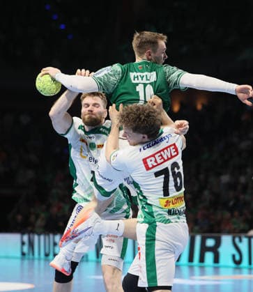 GER HBL Saison 2025 2026 FÜCHSE Berlin vs SC DhfK Leipzig, 05.04.26, Max-Schmeling-Halle, Berlin, William BOGOJEVIC (SC DHfK Leipzig 20), Mathias GIDSEL (Füchse Berlin 19), Tom KOSCHEK (SC DHfK Leipzig 76), Abwehrarbeit Team SC DhfK Leipzig