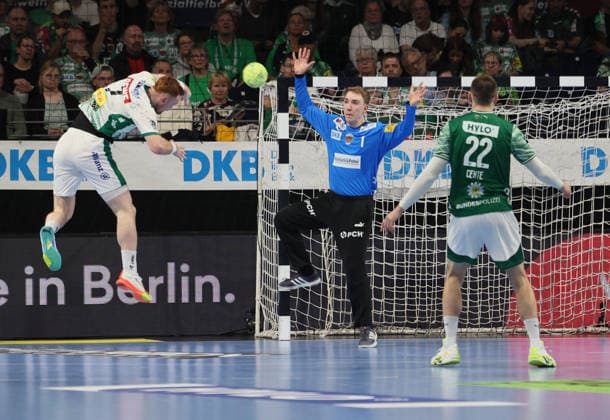 GER HBL Saison 2025 2026 FÜCHSE Berlin vs SC DhfK Leipzig, 05.04.26, Max-Schmeling-Halle, Berlin, Tomas PIROCH (SC DHfK Leipzig 7) scheitert an Lasse LUDWIG (Füchse Berlin 1)