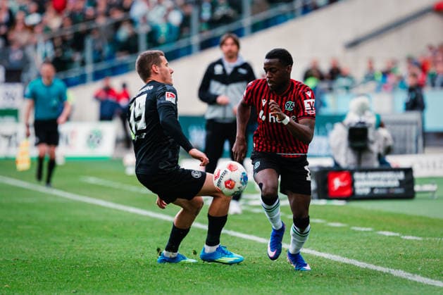 2. Bundesliga: Hannover 96 vs. SV Elversberg, 05.04.2026 Noel Aseko Nkili (Hannover 96, 15) geht an Lukas Finn Pinckert (SV Elversberg, 19) vorbei; Fußball, 2. Bundesliga, 28. Spieltag: Hannover 96 vs. SV Elversberg am 05.04.2026 in der Heinz von Heiden Arena, Hannover DFL REGULATIONS PROHIBIT ANY USE OF PHOTOGRAPHS AS IMAGE SEQUENCES AND OR QUASI-VIDEO.