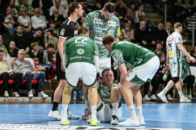 05.04.2026, xlakx, Handball Daikin HBL, Fuechse Berlin - SC DHfK Leipzig v.l. Nejc Cehte (Fuechse Berlin), Mijajlo Marsenic (Fuechse Berlin), Tobias Grondahl (Fuechse Berlin), Max Darj (Fuechse Berlin) verletzt, Verletzung, injury, injured Berlin