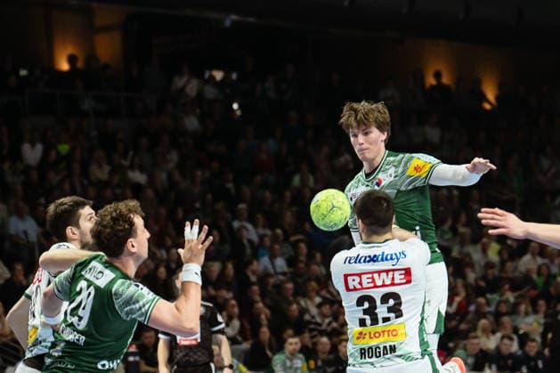 05.04.2026, xlakx, Handball Daikin HBL, Fuechse Berlin - SC DHfK Leipzig v.l. Lukas Herburger (Fuechse Berlin), Luka Rogan (SC DHfK Leipzig), Nils Lichtlein (Fuechse Berlin) Zweikampf, Duell, Kampf, tackle Berlin