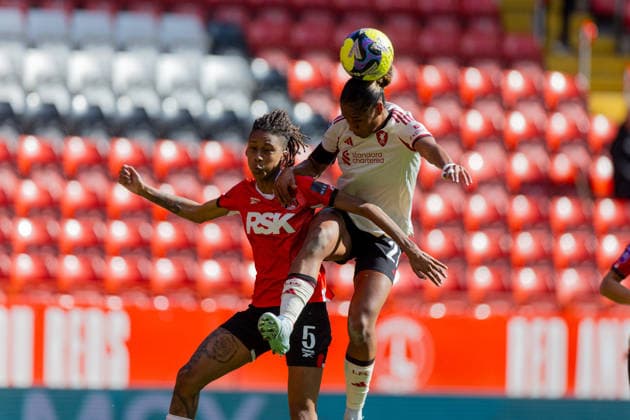 Football - FA Women™s FA Cup - Quarter-Final - Charlton Athletic FC Women v Liverpool FC Women LONDON, ENGLAND - Sunday, April 5, 2026: Liverpool s AurÃ lie Csillag challenges for a header with Charlton Athletic s Elisha N Dow (L) during the FA Women™s FA Cup Quarter-Final match between Charlton Athletic FC Women and Liverpool FC Women at The Valley. (Photo by David Rawcliffe Propaganda) LONDON The Valley GREATER LONDON ENGLAND  Copyright: xPropagandaxPhotoxAgencyx P2026-04-05-Charlton_W_Liverpool_W-120