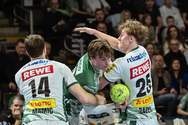 05.04.2026, xlakx, Handball Daikin HBL, Fuechse Berlin - SC DHfK Leipzig v.l. Marko Mamic (SC DHfK Leipzig), Nils Lichtlein (Fuechse Berlin),Casper Gauer (SC DHfK Leipzig) Zweikampf, Duell, Kampf, tackle Berlin