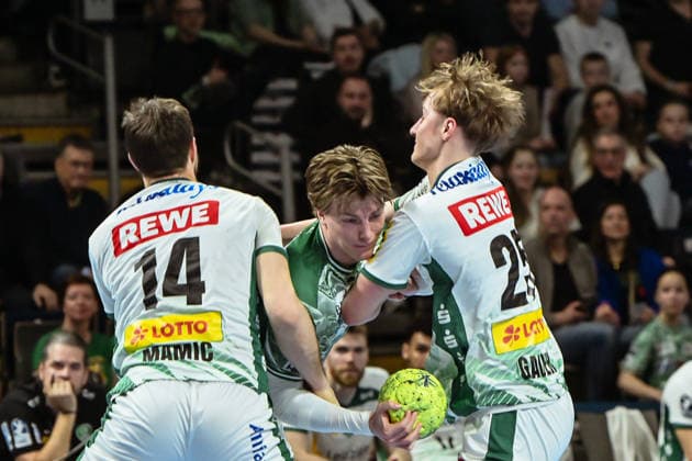 05.04.2026, xlakx, Handball Daikin HBL, Fuechse Berlin - SC DHfK Leipzig v.l. Marko Mamic (SC DHfK Leipzig), Nils Lichtlein (Fuechse Berlin),Casper Gauer (SC DHfK Leipzig) Zweikampf, Duell, Kampf, tackle Berlin