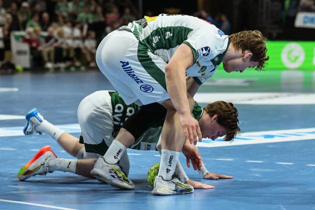 05.04.2026, xlakx, Handball Daikin HBL, Fuechse Berlin - SC DHfK Leipzig v.l. Nils Lichtlein (Fuechse Berlin), Blaer Hinriksson (SC DHfK Leipzig) Zweikampf, Duell, Kampf, tackle Berlin