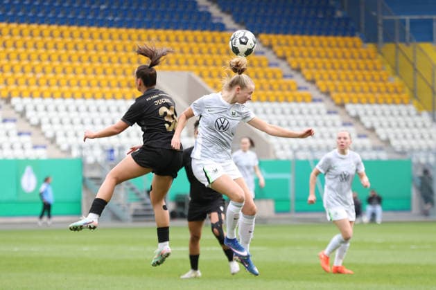 DFB-Pokal Frauen: FC Carl Zeiss Jena - VfL Wolfsburg; 05.04.26 Ella Peddemors (5, VfL Wolfsburg) im Kopfball-Duell mit Nelly Juckel (31, Carl Zeiss Jena). Fußball, DFB-Pokal Frauen, Halbfinale: FC Carl Zeiss Jena vs. VfL Wolfsburg am 05.04.26 im Ernst-Abbe-Sportfeld ad hoc arena, Jena. DFL REGULATIONS PROHIBIT ANY USE OF PHOTOGRAPHS AS IMAGE SEQUENCES AND OR QUASI-VIDEO. Copyright: xBEAUTIFULxSPORTS JanxKaeferx