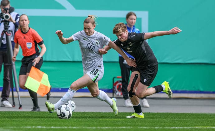GER, Jena, Carl Zeiss Jena vs Vfl Wolfsburg, DFB-Pokal Frauen, Fussball, DFB, Spielzeit 2025 2026, ad hoc Arena im Ernst-Abbe-Sportfeld, Halbfinale im Bild v.l.: Sarai Linder (VfL Wolfsburg Frauen 39), Gwen Mummert (Carl Zeiss Jena Frauen 27) DFB DFL REGULATIONS PROHIBIT ANY USE OF PHOTOGRAPHS AS IMAGE SEQUENCES AND OR QUASI-VIDEO, 05.04.2025 Copyright: HMBxMedia HendrikxHamelau