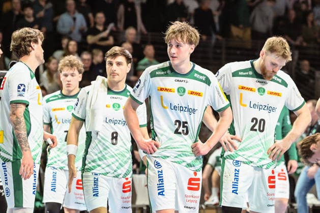 05.04.2026, xlakx, Handball Daikin HBL, Fuechse Berlin - SC DHfK Leipzig v.l. Lucas Krzikalla (SC DHfK Leipzig), Casper Gauer (SC DHfK Leipzig), William Bogojevic (SC DHfK Leipzig) enttaeuscht, schaut enttaeuscht, niedergeschlagen, disappointed Berlin