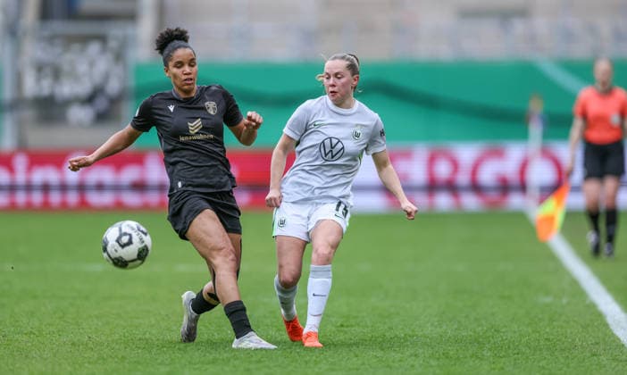 GER, Jena, Carl Zeiss Jena vs Vfl Wolfsburg, DFB-Pokal Frauen, Fussball, DFB, Spielzeit 2025 2026, ad hoc Arena im Ernst-Abbe-Sportfeld, Halbfinale im Bild v.l.: Josephine Bonsu (Carl Zeiss Jena Frauen 23), Janou Levels (VfL Wolfsburg Frauen 15) DFB DFL REGULATIONS PROHIBIT ANY USE OF PHOTOGRAPHS AS IMAGE SEQUENCES AND OR QUASI-VIDEO, 05.04.2025 Copyright: HMBxMedia HendrikxHamelau