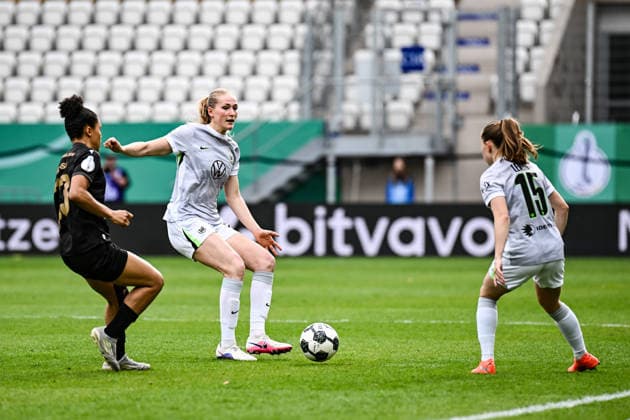 Fußball I Frauen I Saison 2025-2026 I DFB-Pokal I FC Carl Zeiss Jena - VfL Wolfsburg I 05.04.2026 Josephine Bonsu (23, FC Carl Zeiss Jena) läuft Camilla Küver (16, VfL Wolfsburg) an, die den Ball zu Janou Levels (15, VfL Wolfsburg) passt Jena Ernst-Abbe-Sportfeld, ad hoc Arena Thüringen Deutschland Copyright: xLobeca InesxHähnelx