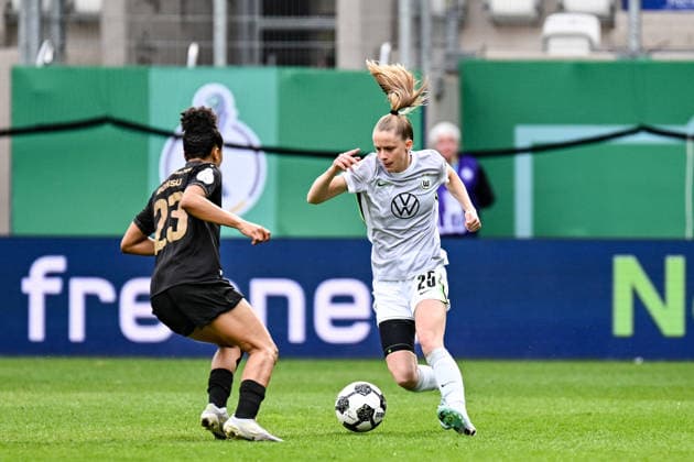 Fußball I Frauen I Saison 2025-2026 I DFB-Pokal I FC Carl Zeiss Jena - VfL Wolfsburg I 05.04.2026 Zweikampf Josephine Bonsu (23, FC Carl Zeiss Jena) gegen Vivien Endemann (25, VfL Wolfsburg) Jena Ernst-Abbe-Sportfeld, ad hoc Arena Thüringen Deutschland Copyright: xLobeca InesxHähnelx